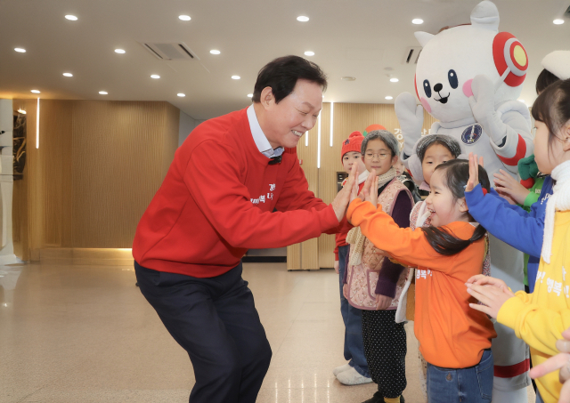박완수 후보가 어린이날을 맞아 어린이와 하이파이브를 하고 있다. 후보 캠프 제공