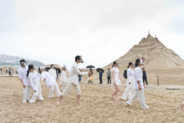 지난해 제18회 부산국제즉흥춤축제 일환으로 해운대 백사장에서 열린 '야외 즉흥' 모습. 부산국제즉흥춤축제 제공