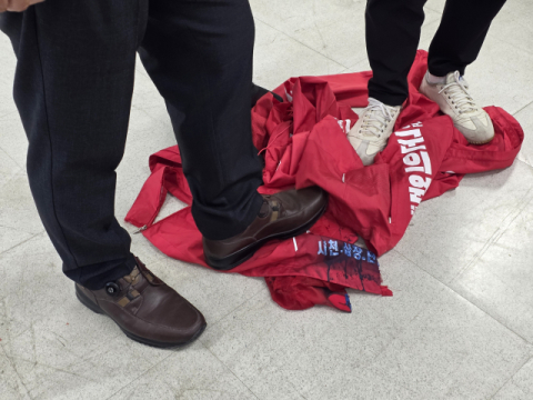 경남서 찢긴 ‘빨간 점퍼’…국민의힘 공천 파행 일파만파