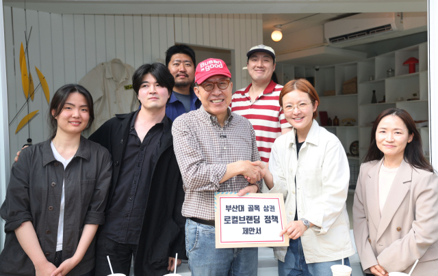 박형준 국민의힘 부산시장 후보가 7일 부산 금정구 부산대 인근 한 카페에서 지역 상인, 학생들과 함께 상권 활성화 등에 대해 간담회를 가진 후 기념촬영을 하고 있다. 이재찬 기자 chan@