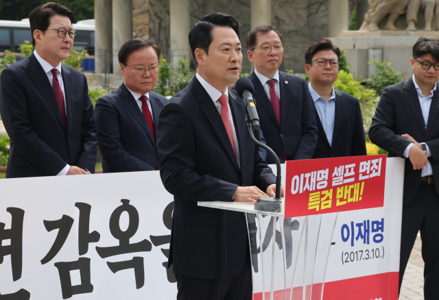 국민의힘 장동혁 대표가 7일 서울 청와대 사랑채 분수대 앞에서 열린 현장 최고위원회에서 발언하고 있다. 이들은 더불어민주당이 추진하는 '윤석열 정부 조작 수사·기소 의혹 특검법안'의 문제점을 지적하면서 정부·여당에 대한 비판을 이어갔다. 연합뉴스