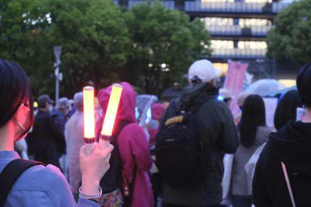 일본의 헌법기념일인 지난 3일 후쿠오카 주오구 케고공원에서 자위대 명시 등 헌법 개정을 반대하는 ‘헌법을 지켜라’ 집회가 열렸다. 한 참가자가 집회 도구로 반짝이는 응원봉을 들고 있다.