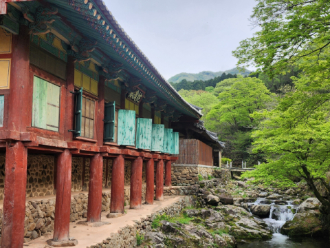 ‘개울을 베개로 삼아 누운 다락’이라는 뜻의 송광사 침계루 모습.