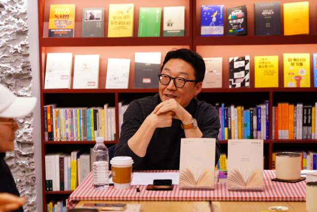 호밀밭 출판사 장현정 대표가 <일인일서> 북토크하는 모습. 크레타서점 제공