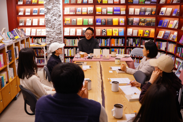 호밀밭 출판사 장현정 대표가 <일인일서> 북토크하는 모습. 크레타서점 제공