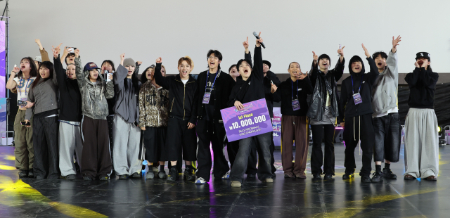 2026 부산스텝업댄스페스티벌이 10일 부산 해운대구 영화의전당에서 성대한 막을 내렸다. 이날 ‘댄스 퍼포먼스 월드 챔피언십’ 부문에서 우승을 차지한 '데스팟 크루' 멤버들이 기뻐하고 있다. 정종회 기자 jjh@