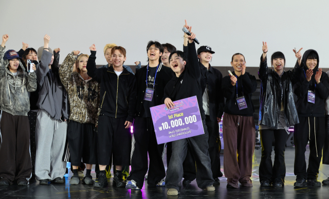 2026 부산스텝업댄스페스티벌이 10일 부산 해운대구 영화의전당에서 성대한 막을 내렸다. 이날 ‘댄스 퍼포먼스 월드 챔피언십’ 부문에서 우승을 차지한 '데스팟 크루' 멤버들이 기뻐하고 있다. 정종회 기자 jjh@