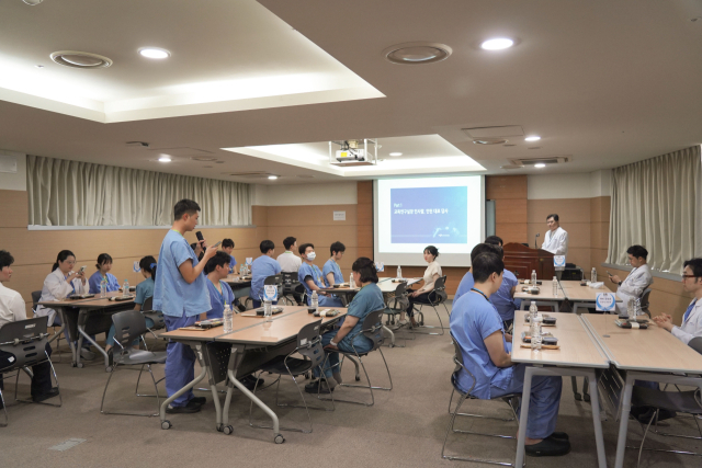 양산부산대병원 2026년 신규 인턴 멘토·멘티 만남의 날 행사에서 허제현 인턴 대표가 답사를 하고 있다. 양산부산대병원 제공
