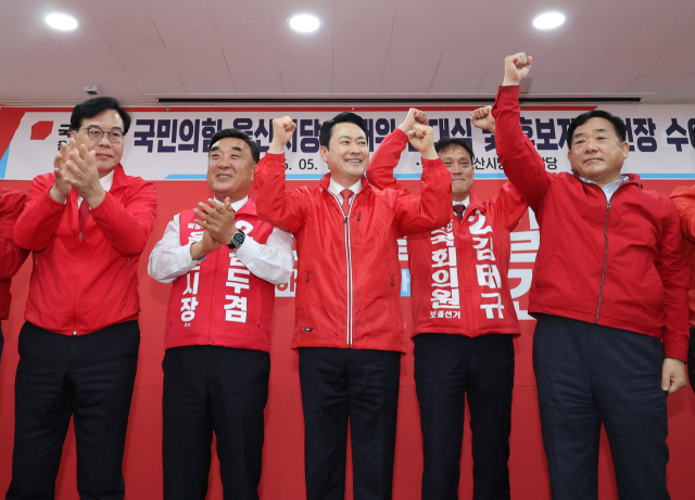 국민의힘 장동혁 대표가 11일 울산시 남구 울산시당에서 열린 '6·3 지방선거 울산선대위 발대식 및 공천장 수여식'에서 두 주먹을 쥐며 선거 승리를 다짐하고 있다. 연합뉴스