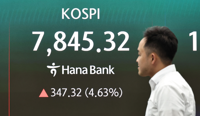 11일 오후 서울 중구 하나은행 딜링룸 현황판에 코스피 등이 표시되고 있다. 연합뉴스