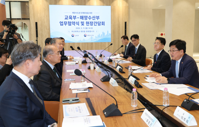‘해양수도권 인재양성을 위한 교육부-해양수산부 업무협약식 및 현장 간담회’가 11일 오후 부산대학교 인문관에서 열렸다. 이를 통해 지역대학과 산업계 협력을 강화하고 해양 분야 인재 양성과 연구개발 지원을 확대해 해양전문인재를 양성할 방침이다. 이재찬 기자 chan@