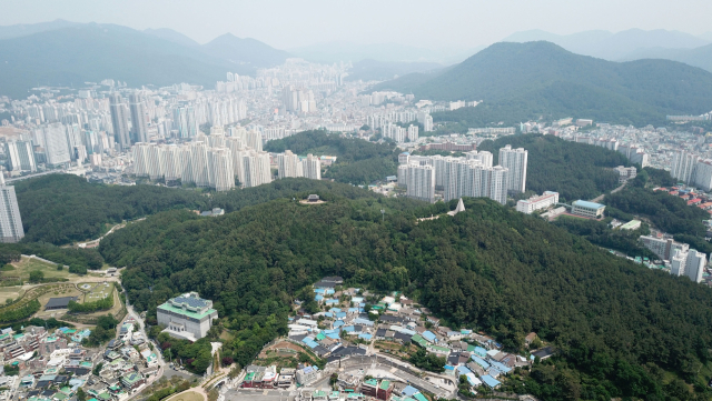 부산시가 전국에서 처음으로 ‘공원여가문화 활성화 기본계획’을 수립하고 32개 공원에 특색있는 여가문화 콘텐츠를 도입한다. 사진은 부산 동래구 동래사적공원 일대. 부산일보DB