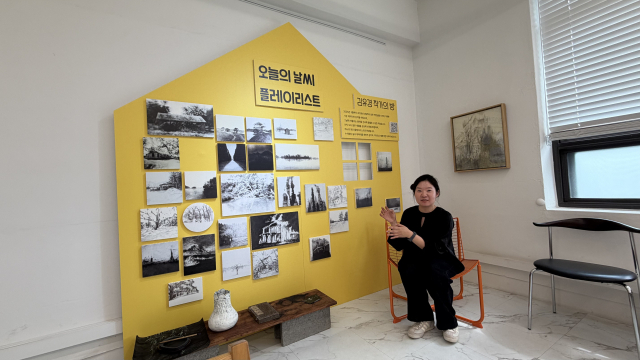 부산문화재단은 지난달 28일 오후 감만창의문화촌에서 입주 작가, 경성대 학생, 관계자 등 30여 명이 참석한 가운데 기획 상설전 ‘감만, 가만히 들여다봅니다’ 오픈식을 개최했다. 사진은 3층 나눔방에 설치된 작가의방 설치 공간에서 포즈를 취한 김유경 작가. 김은영 기자 key66@