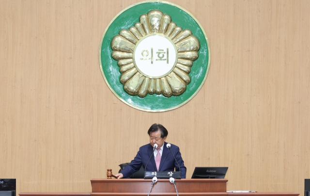 고성군의회는 11일 열린 제309회 임시회 2차 본회의에서 ‘민생활력지원금 지급 조례안’을 원안 가결했다. 조례안은 중동전쟁 등 대외 여건 변화로 인한 경제 불안 속에서 군민 생활 안정 도모와지역 경제 활성화를 위해 현금성 지원을 할 수 있도록 하는 내용을 담고 있다. 사무과 제공
