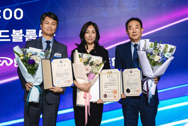 12일 진행된 ‘제23회 자동차의 날’ 행사에서 르노코리아 상희정(가운데) 대내외전략본부장이 대통령 표창을, 남형훈 디렉터(왼쪽에서 첫번째)와 정현무 디렉터가 장관 표창을 각각 수상한 뒤 포즈를 취하고 있다.르노코리아 제공
