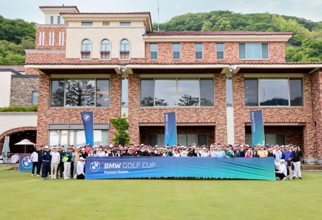 지난 11일 경기도 이스트밸리CC에서 개최된 도이치 모터스의 ‘BMW 골프 컵 2026’에서 참가자들이 포즈를 취하고 있다.도이치 모터스 제공