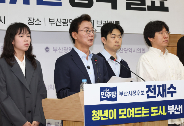 더불어민주당 전재수 부산시장 후보가 13일 오전 부산시의회 브리핑룸에서 ‘해양수도 청년뉴딜’ 공약을 발표하고 있다. 정종회 기자 jjh@