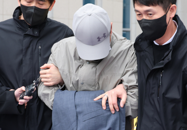 부서 회식이 열리던 식당 공용 화장실에 불법 카메라를 설치한 충북교육청 장학관. 연합뉴스