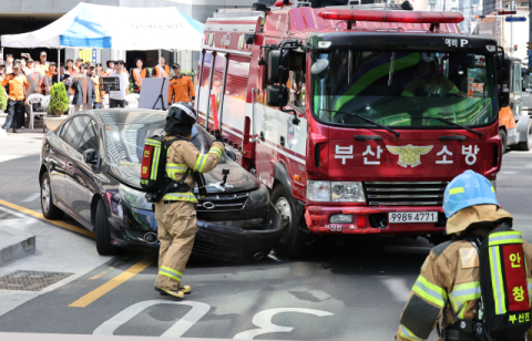 “소방차 막으면 밀고 갑니다”… 불법 주정차 강제처분 ‘시동’