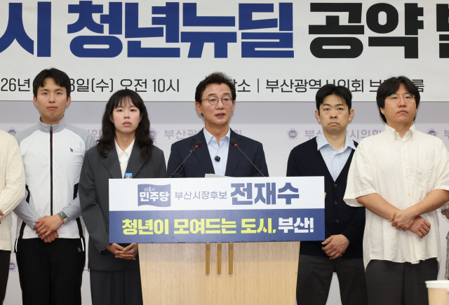 더불어민주당 전재수 부산시장 후보가 13일 부산시의회 브리핑룸에서 ‘해양수도 청년뉴딜’ 공약을 발표하고 있다. 정종회 기자