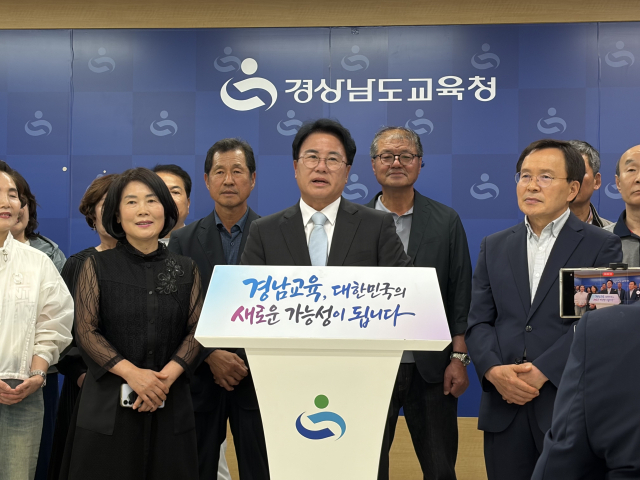 14일 오인태 후보가 지지자들과 기자회견을 하고 있다. 이재희 기자