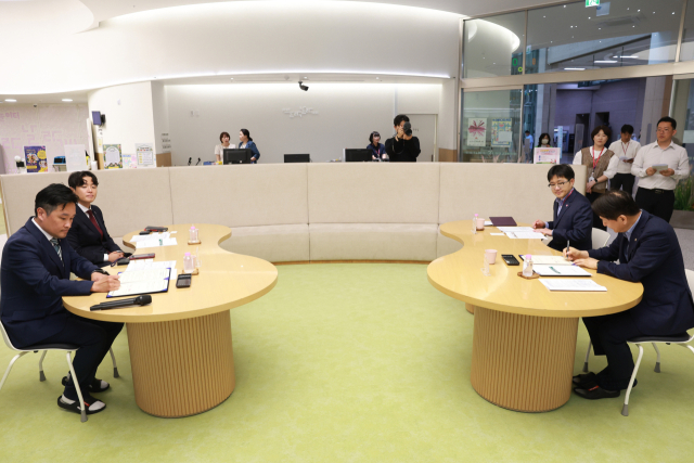 부산시와 부산아이파크가 14일 ‘들락날락’에 가족 여가문화를 확산하는 업무협약을 체결했다. 부산시 제공