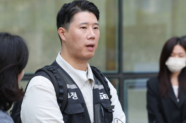 최승호 초기업노조 삼성전자지부 위원장이 13일 경기도 수원시 영통구 수원지방법원에서 열린 삼성전자가 노조를 상대로 제기한 위법 쟁의행위 금지 가처분 신청 심문을 마치고 나와 취재진 질문에 답하고 있다. 연합뉴스