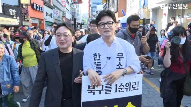 부산 북구 덕천동 젊음의거리에서 인터뷰 중인 무소속 한동훈 후보. 부산일보TV