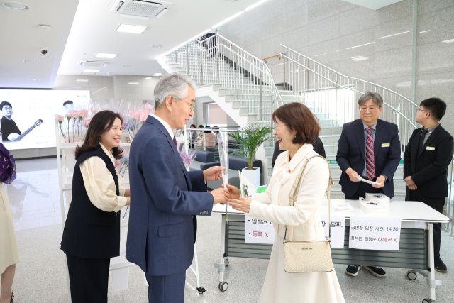 14일 박종훈 경남교육감이 진주에서 열린 봄날콘서트에서 선생님들에게 카네이션을 선물하고 있다. 경남교육청 제공