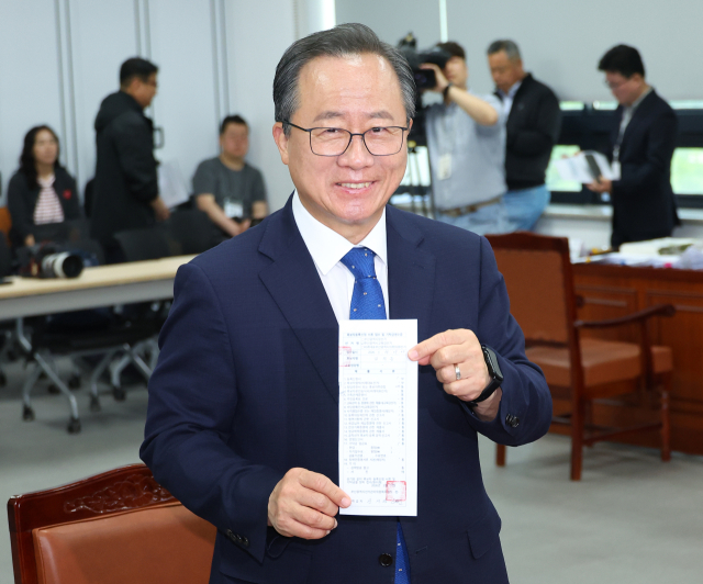김석준 부산시교육감 후보가 14일 부산 연제구 부산시선거관리위원회에서 부산시교육감 후보자 등록을 마친 뒤 접수증을 들어 보이고 있다. 연합뉴스