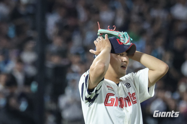 14일 NC전에서 롯데 자이언츠 정철원이 7회초 적시타를 맞고 머리를 감싸쥐고 있다. 롯데 자이언츠 제공