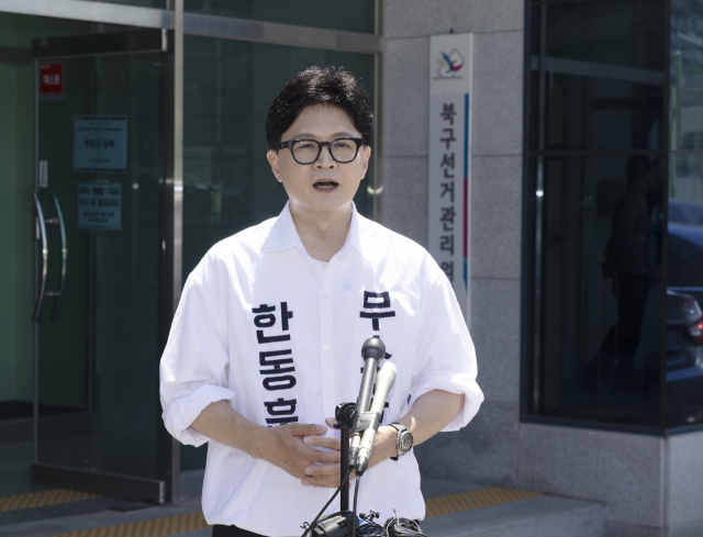 무소속 한동훈 후보가 15일 오후 부산 북구선거관리위원회에서 후보자 등록을 마친 뒤 기자들의 질문에 답하고 있다. 정대현 기자 jhyun@