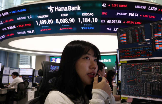 코스피가 8000 포인트를 돌파한 15일 서울 하나은행 본점 딜링룸에서 딜러들이 업무를 보고 있다. 연합뉴스
