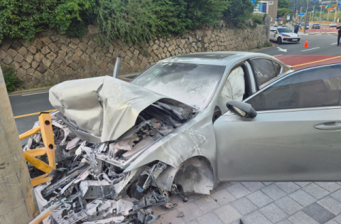 영도구 스쿨존서 승용차, 중앙선 넘어 전신주 들이받아… 총 3명 부상