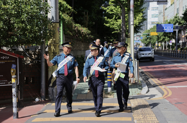 김종철(가운데) 경남경찰청장이 15일 경남 창원시 학교 집중 구역을 순찰하고 있다. 경남경찰청 제공