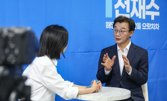 더불어민주당 전재수 부산시장 후보가 부산 부산진구 선거사무실에서 <부산일보>와 인터뷰를 하고 있다. 김종진 기자 kjj1761@