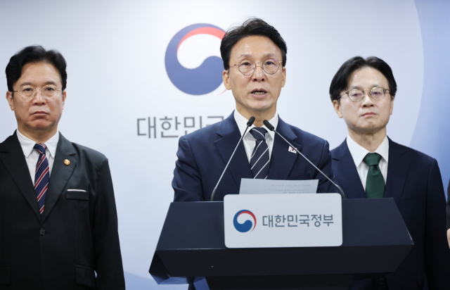 김민석 국무총리가 17일 서울 종로구 정부서울청사에서 삼성전자 파업 관련 대국민 담화를 하고 있다. 연합뉴스