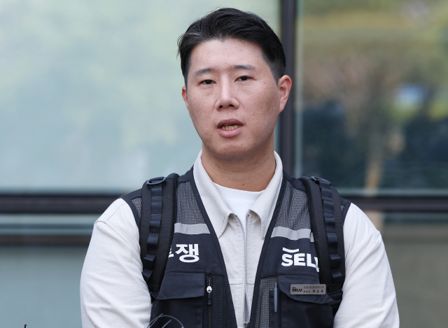 최승호 초기업노조 삼성전자지부 위원장이 지난 13일 경기도 수원시 영통구 수원지방법원에서 열린 삼성전자가 노조를 상대로 제기한 위법 쟁의행위 금지 가처분 신청 심문을 마치고 나와 취재진 질문에 답하고 있다. 연합뉴스