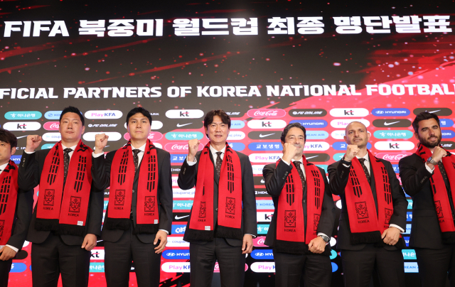 홍명보 한국 축구대표팀 감독(가운데)이 지난 16일 서울 종로구 KT 광화문 빌딩 웨스트 온마당에서 열린 2026 북중미 월드컵 최종 명단 발표 기자회견에서 코치진과 함께 기념촬영을 하고 있다. 연합뉴스