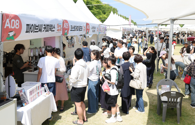 17일 오후 부산 영도구 아미르공원과 블루포트2021 일원에서 열린 2026 글로벌 영도커피페스티벌에서 참가자들이 다양한 커피를 마시기 위해 대기하고 있다. 이재찬 기자 chan@