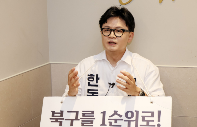 부산 북갑 보궐선거에 나선 무소속 한동훈 후보가 14일 오후 북구 한 카페에서 <부산일보>와 인터뷰를 하고 있다. 김종진 기자 kjj1761@