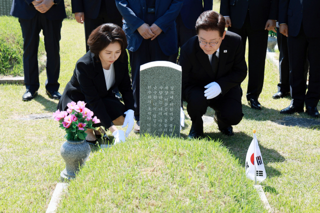 이재명 대통령이 18일 광주 북구 5·18 민주묘지에서 고 양창근 열사 묘소를 둘러보고 있다. 연합뉴스
