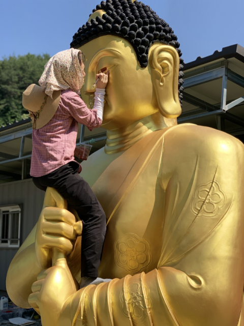 하동 와룡사 비로자나불에 눈과 머리카락을 그려 넣는 개안모발(開眼毛髮)을 하고 있다. 원여동양미술연구소 제공