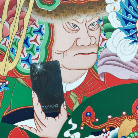 경기도 용인 연화암 신중탱화에는 대자제천천왕이 갤럭시 폰을 들고 있다. 원여동양미술연구소 제공