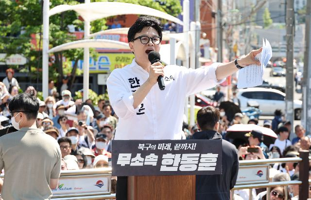 부산 북구갑 국회의원 보궐서거에 출마하는 한동훈 무소속 후보가 9일 오후 부산 북구 구포시장 인근에서 출마 선언 기자회견을 하고 있다. 이재찬 기자 chan@