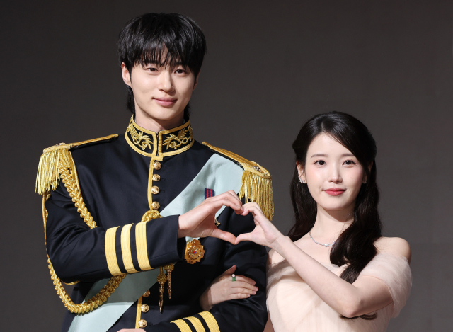 배우 변우석(왼쪽)과 아이유가 4월 6일 서울 강남구 조선팰리스호텔에서 열린 MBC 드라마 '21세기 대군부인' 제작발표회에서 포즈를 취하고 있다. 연합뉴스