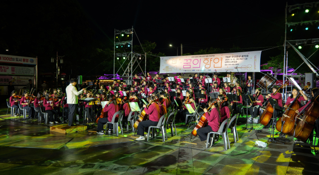 21일 오후 7시 30분 통영시 미수해양관광공원 야외무대에서 ‘TIMF 우리동네 음악회’가 열린다. 사진은 지난해 죽림 내죽도수변공원에서 진행한 공연 모습. 통영국제음악재단 제공