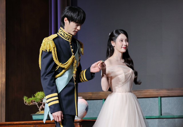 배우 변우석(왼쪽)과 아이유가 4월 6일 서울 강남구 조선팰리스호텔에서 열린 MBC 드라마 '21세기 대군부인' 제작발표회 무대에 오르고 있다. 연합뉴스