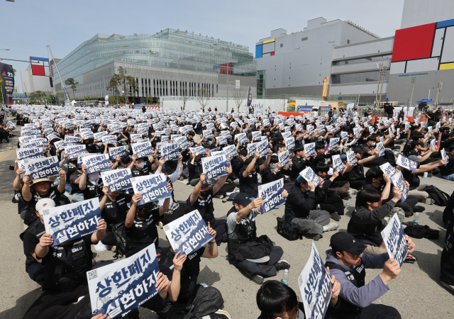 지난달 23일 경기 평택시 삼성전자 평택캠퍼스 앞에서 열린 삼성전자 노동조합 공동투쟁본부의 ‘투명하게 바꾸고, 상한폐지 실현하자-4/23 투쟁 결의대회’에서 조합원들이 구호를 외치고 있다. 연합뉴스