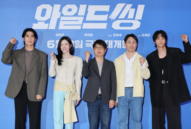 배우 엄태구(왼쪽부터), 박지현, 손재곤 감독, 배우 오정세, 강동원이 18일 서울 송파구 롯데시네마 월드타워점에서 열린 영화 '와일드씽' 시사간담회에 참석, 포즈를 취하고 있다. 연합뉴스